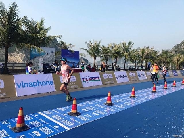 Près de 2.000 coureurs participent au marathon international du patrimoine de la baie de Ha Long ảnh 1 Près de 2.000 coureurs participent au marathon international du patrimoine de la baie de Ha Long ảnh 1