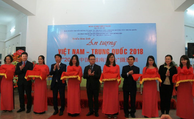 Ouverture d’une exposition de 16 peintres chinois à Hanoï ảnh 1