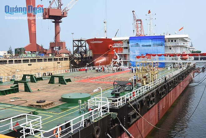 Livraison d’un chaland de service pétrolier à Vietsovpetro ảnh 1 Livraison d’un chaland de service pétrolier à Vietsovpetro ảnh 1