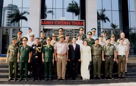 Une délégation d'attachés militaires visite Da Nang ảnh 1