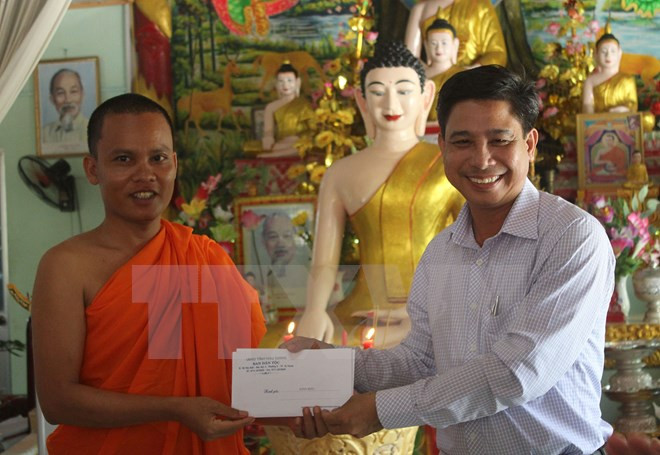 Vinh Long : félicitations aux Khmers à l’occasion de la fête Chôl Chnam Thmây ảnh 1 Vinh Long : félicitations aux Khmers à l’occasion de la fête Chôl Chnam Thmây ảnh 1