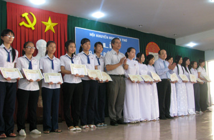 Remise de bourses d’étude à Can Tho et An Giang ảnh 1 Remise de bourses d’étude à Can Tho et An Giang ảnh 1
