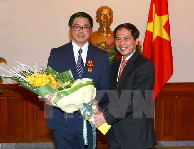 L’ambassadeur singapourien décoré de l’Ordre de l’Amitié ảnh 1 L’ambassadeur singapourien décoré de l’Ordre de l’Amitié ảnh 1