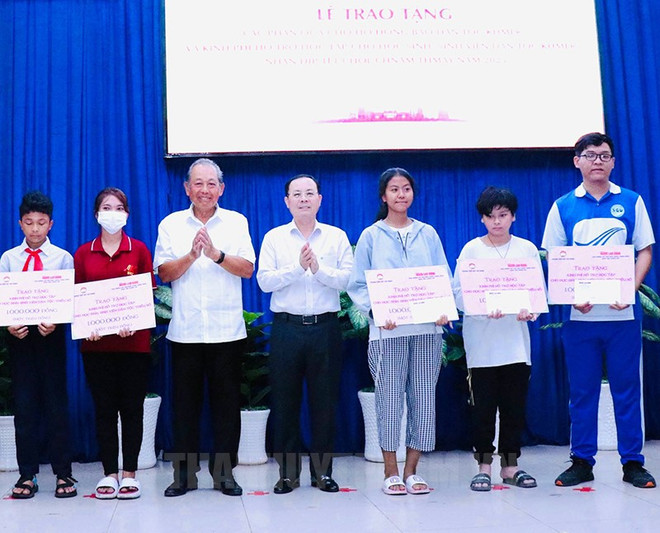 Remise de cadeaux à des Khmers de HCM-Ville à l’occasion de la fête Chol Chnam Thmay ảnh 1 Remise de cadeaux à des Khmers de HCM-Ville à l’occasion de la fête Chol Chnam Thmay ảnh 1