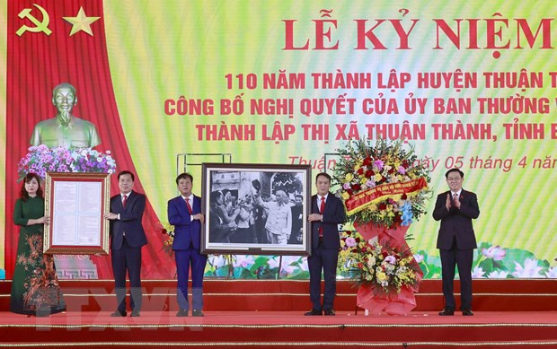 Vuong Dinh Huê assiste à la célébration des 110 ans de la fondation du district de Thuân Thành ảnh 1 Vuong Dinh Huê assiste à la célébration des 110 ans de la fondation du district de Thuân Thành ảnh 1