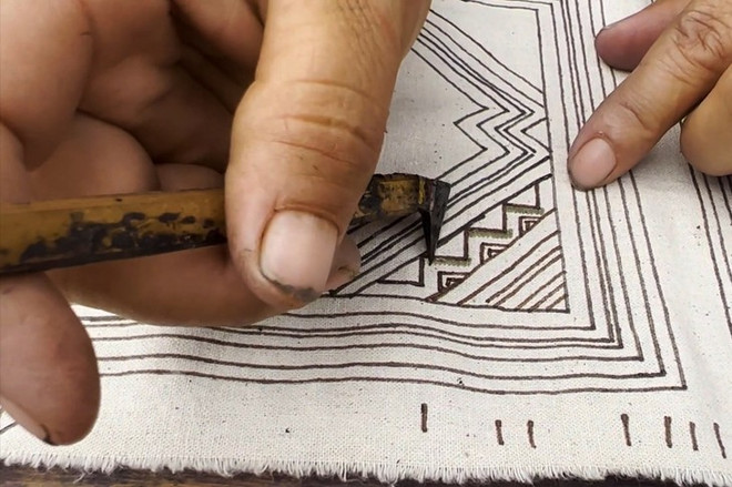 Et les Mông continuent de dessiner avec de la cire d’abeille… ảnh 1 Et les Mông continuent de dessiner avec de la cire d’abeille… ảnh 1
