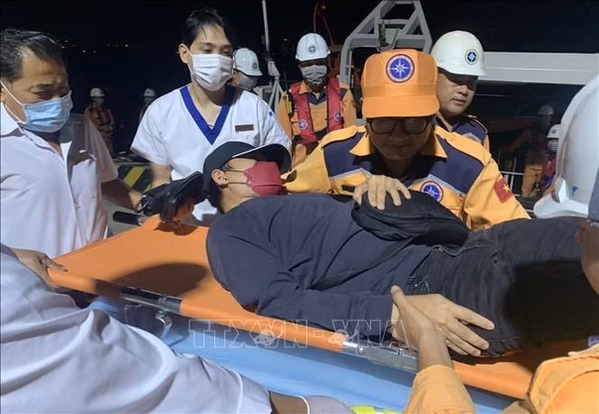 Un pêcheur philippin secouru au large de la région Centre ảnh 1