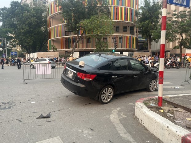 Hanoï : un homme poursuivi pour avoir causé un accident impliquant plusieurs véhicules ảnh 1