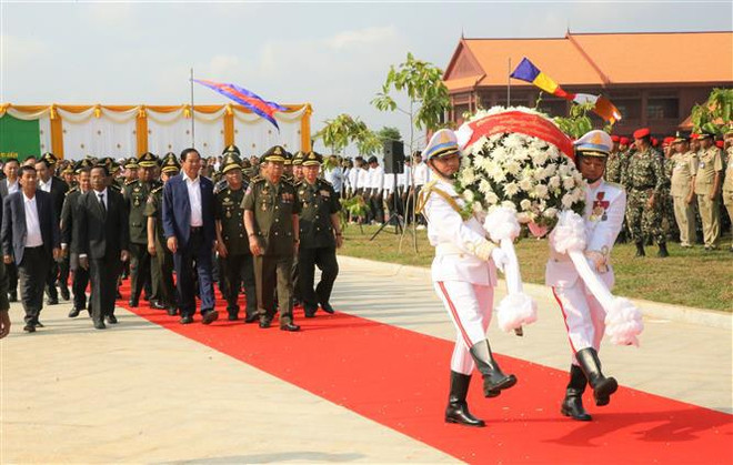 Inauguration d'une tour funéraire pour les martyrs des forces armées unies du Cambodge ảnh 2