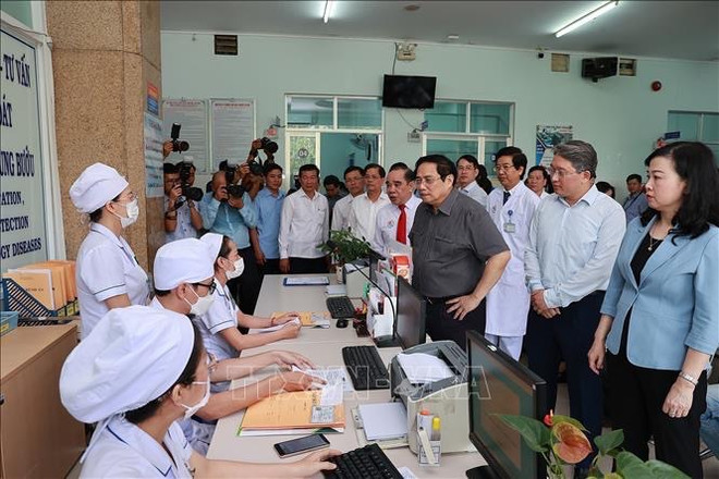 Le PM rend visite à plusieurs établissements de Khanh Hoa ảnh 1 Le PM rend visite à plusieurs établissements de Khanh Hoa ảnh 1
