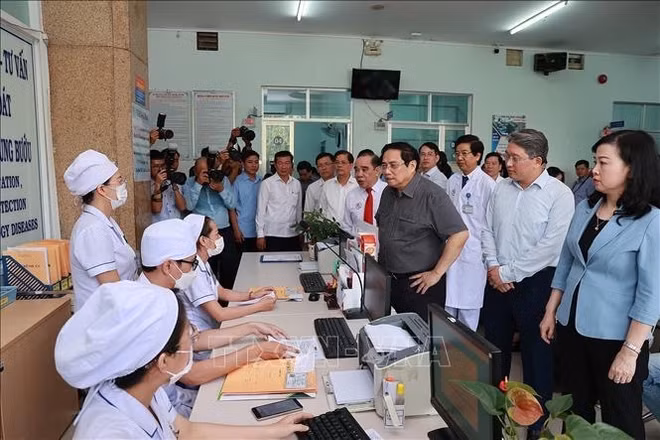 Le PM rend visite à plusieurs établissements de Khanh Hoa ảnh 1