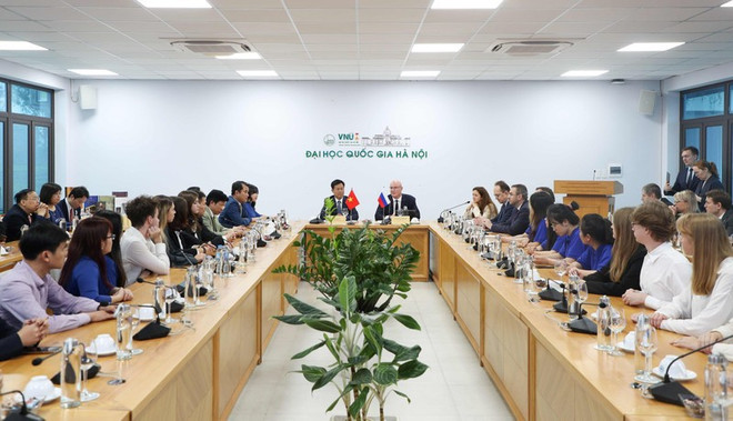 Le vice-PM russe Dmitry Chernyshenko en visite à l’Université nationale de Hanoi ảnh 1 Le vice-PM russe Dmitry Chernyshenko en visite à l’Université nationale de Hanoi ảnh 1