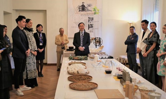 Des amis italiens impressionnés par les produits en soie vietnamiens ảnh 1 Des amis italiens impressionnés par les produits en soie vietnamiens ảnh 1