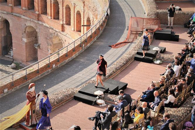 Des amis italiens impressionnés par les produits en soie vietnamiens ảnh 2 Des amis italiens impressionnés par les produits en soie vietnamiens ảnh 2