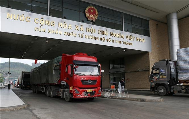 Les échanges commerciaux s’intensifient via le poste-frontière de Lào Cai ảnh 1 Les échanges commerciaux s’intensifient via le poste-frontière de Lào Cai ảnh 1