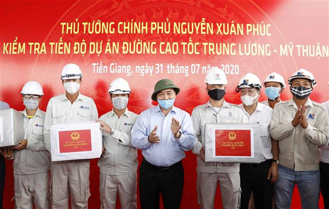 Le PM examine les travaux de construction de l’autoroute Trung Luong-My Thuan ảnh 1 Le PM examine les travaux de construction de l’autoroute Trung Luong-My Thuan ảnh 1