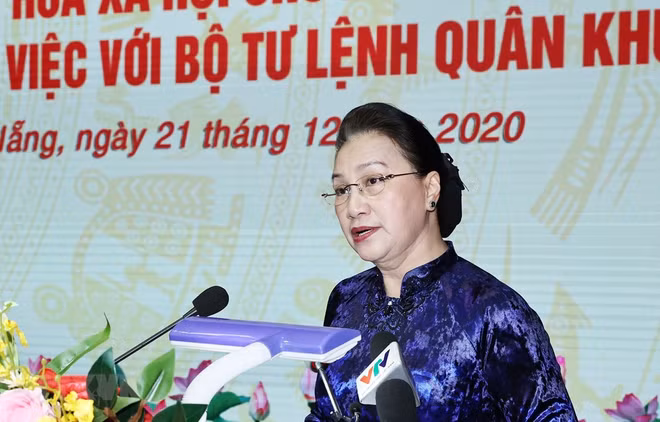 La présidente de l’AN du Vietnam visite le commandement de la 5e zone militaire ảnh 1