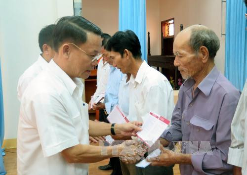 La VNA offre des cadeaux aux familles méritantes de Quang Tri ảnh 1 La VNA offre des cadeaux aux familles méritantes de Quang Tri ảnh 1