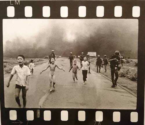 Le photographe Nick Ut offre des cadeaux au Musée de la presse vietnamienne ảnh 1 Le photographe Nick Ut offre des cadeaux au Musée de la presse vietnamienne ảnh 1