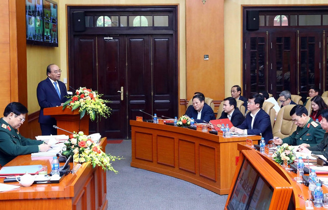 Le PM préside la conférence pour construire des zones de défense ferme dans la nouvelle situation ảnh 1