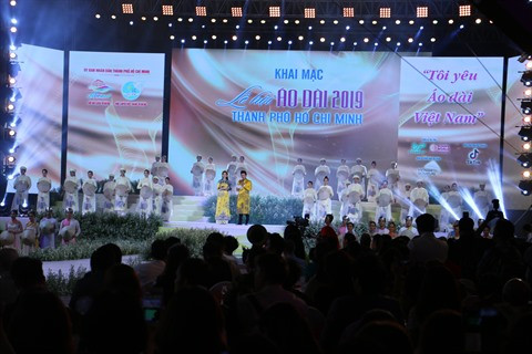 Sous le charme de l’áo dài, la tunique traditionnelle ảnh 1 Sous le charme de l’áo dài, la tunique traditionnelle ảnh 1