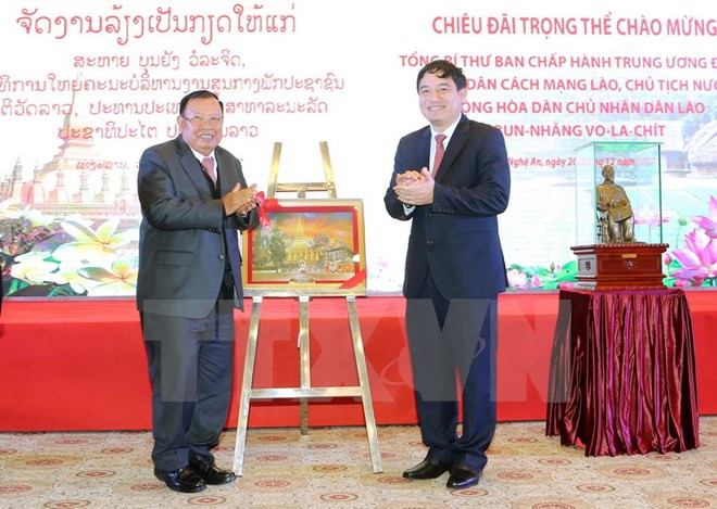 Le président laotien Bounnhang Vorachith se rend à Nghê An ảnh 2 Le président laotien Bounnhang Vorachith se rend à Nghê An ảnh 2