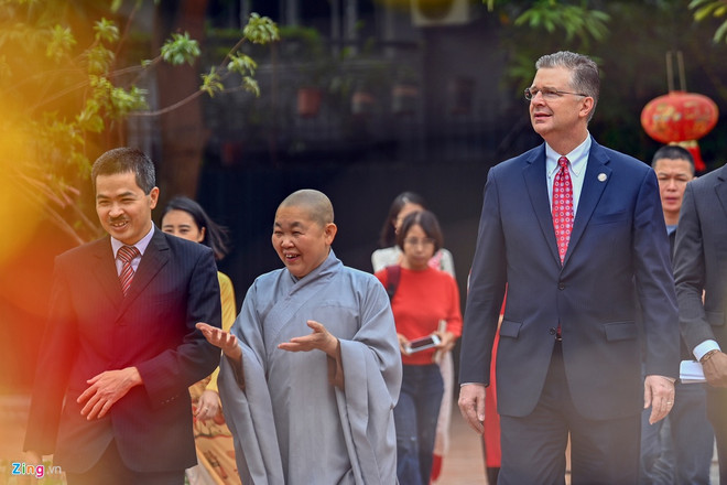 L'ambassadeur américain relâche des carpes pour faire ses adieux aux Génies du Foyer ảnh 2 L'ambassadeur américain relâche des carpes pour faire ses adieux aux Génies du Foyer ảnh 2
