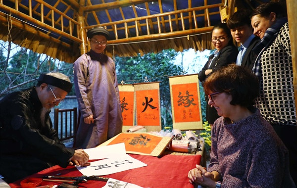 Têt : des ambassadeurs étrangers explorent la culture traditionnelle vietnamienne ảnh 2 Têt : des ambassadeurs étrangers explorent la culture traditionnelle vietnamienne ảnh 2