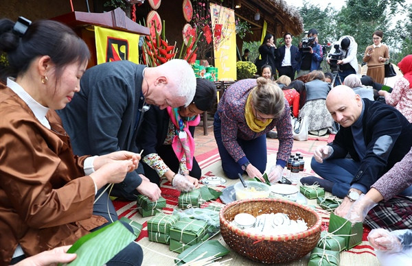 Têt : des ambassadeurs étrangers explorent la culture traditionnelle vietnamienne ảnh 1 Têt : des ambassadeurs étrangers explorent la culture traditionnelle vietnamienne ảnh 1