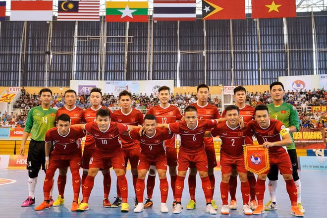 L'équipe de futsal du Vietnam s'entraîne en Espagne ảnh 1
