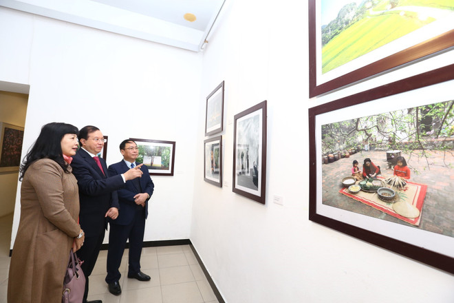 90 ans de la fondation du PCV: ouverture d'une exposition de peinture et de photo à Hanoï ảnh 2 90 ans de la fondation du PCV: ouverture d'une exposition de peinture et de photo à Hanoï ảnh 2