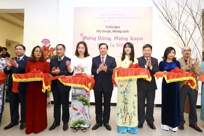 90 ans de la fondation du PCV: ouverture d'une exposition de peinture et de photo à Hanoï ảnh 1 90 ans de la fondation du PCV: ouverture d'une exposition de peinture et de photo à Hanoï ảnh 1