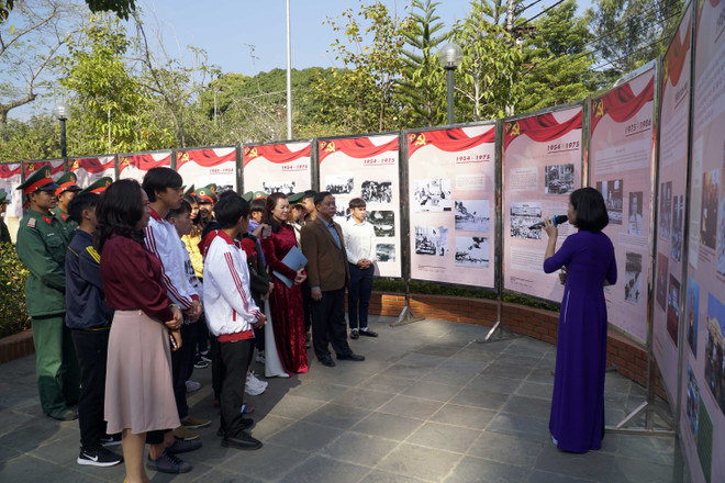 Son La : Exposition de photos pour fêter le 90e anniversaire de la fondation du PCV ảnh 2 Son La : Exposition de photos pour fêter le 90e anniversaire de la fondation du PCV ảnh 2