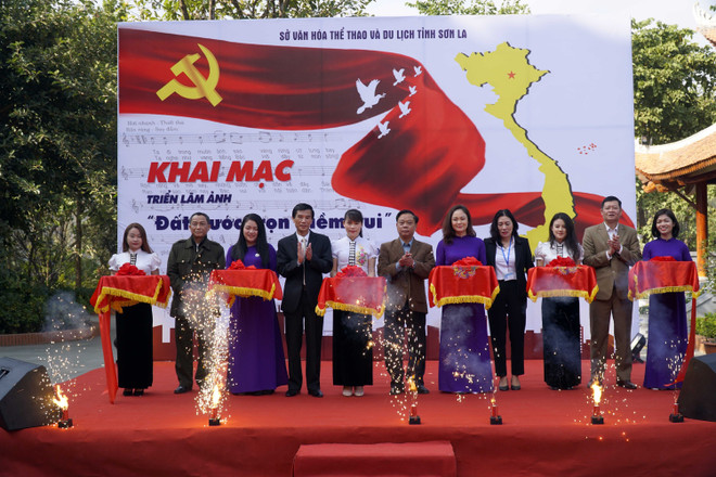 Son La : Exposition de photos pour fêter le 90e anniversaire de la fondation du PCV ảnh 1 Son La : Exposition de photos pour fêter le 90e anniversaire de la fondation du PCV ảnh 1