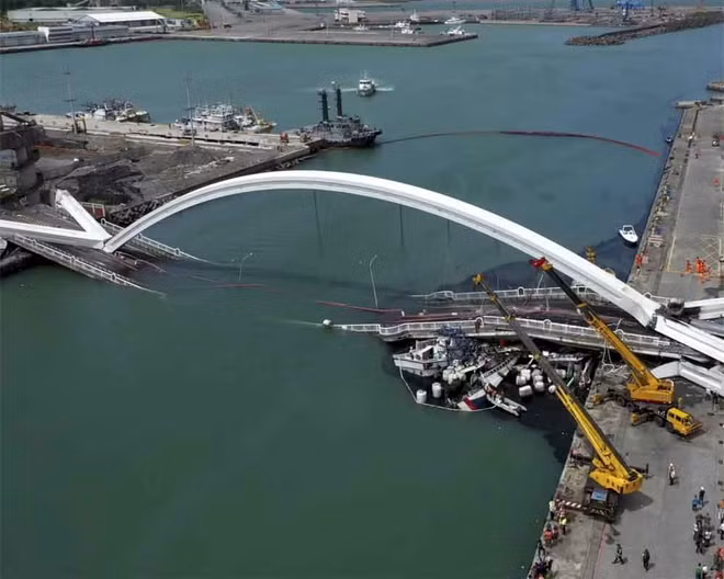 Effondrement d'un pont en Indonésie: 7 morts et 3 disparus ảnh 1