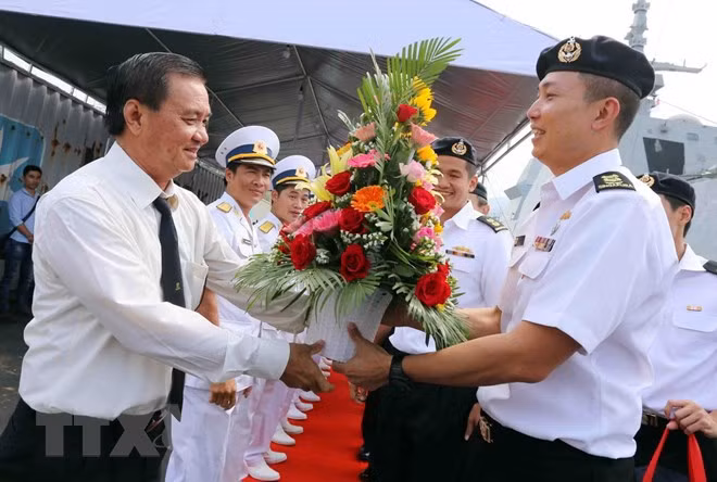 Un destroyer de la Marine singapourienne en visite à Da Nang ảnh 2 Un destroyer de la Marine singapourienne en visite à Da Nang ảnh 2