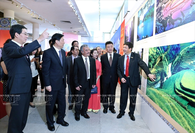 Ouverture de l'exposition de photos "Beau Vietnam-Belle Chine" ảnh 1 Ouverture de l'exposition de photos "Beau Vietnam-Belle Chine" ảnh 1