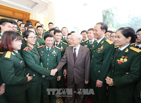 Le chef du Parti rencontre des jeunes militaires exemplaires ảnh 1 Le chef du Parti rencontre des jeunes militaires exemplaires ảnh 1