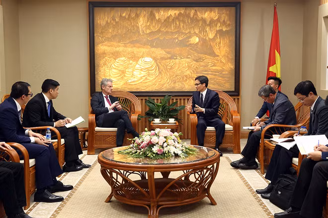 Le vice-PM Vu Duc Dam reçoit le président de Microsoft d’Asie ảnh 1