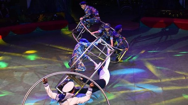 Un programme de cirque en l'honneur des forces navales et des garde-côtes ảnh 1 Un programme de cirque en l'honneur des forces navales et des garde-côtes ảnh 1