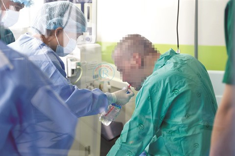 Combat acharné pour sauver le plus grave patient du COVID-19 ảnh 1 Combat acharné pour sauver le plus grave patient du COVID-19 ảnh 1