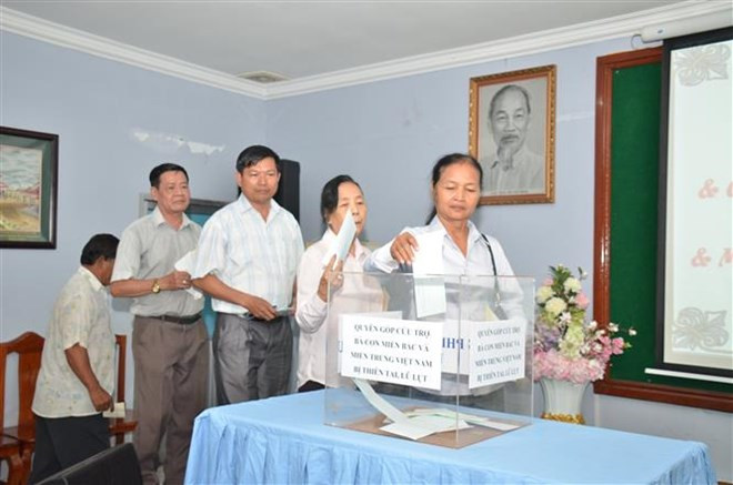 La communauté des Vietnamiens au Cambodge soutient les victimes des crues ảnh 1 La communauté des Vietnamiens au Cambodge soutient les victimes des crues ảnh 1
