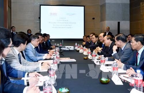Le PM rencontre des responsables de groupes chinois ảnh 1