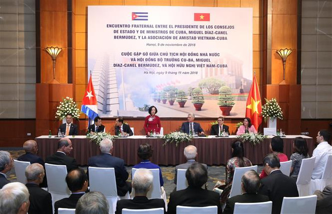 Le dirigeant cubain Miguel Díaz-Canel Bermúdez rencontre des amis vietnamiens ảnh 1 Le dirigeant cubain Miguel Díaz-Canel Bermúdez rencontre des amis vietnamiens ảnh 1