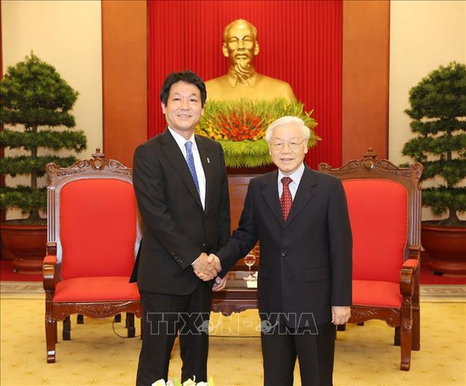 Le secrétaire général et président Nguyên Phu Trong reçoit un envoyé spécial du PM japonais ảnh 1 Le secrétaire général et président Nguyên Phu Trong reçoit un envoyé spécial du PM japonais ảnh 1