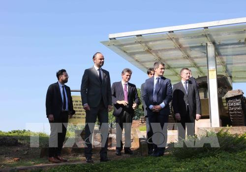 Le Premier ministre français termine sa visite officielle au Vietnam ảnh 1 Le Premier ministre français termine sa visite officielle au Vietnam ảnh 1