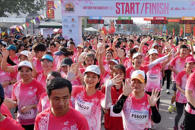 Près de 1.500 coureurs nationaux et internationaux au marathon de Dien Bien Phu 2024 ảnh 1 Près de 1.500 coureurs nationaux et internationaux au marathon de Dien Bien Phu 2024 ảnh 1