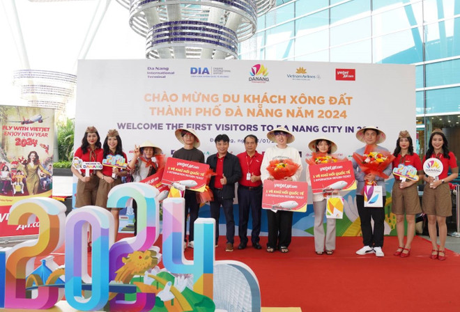 Vietjet célèbre joyeusement la nouvelle année dans les aéroports nationaux et internationaux ảnh 2 Vietjet célèbre joyeusement la nouvelle année dans les aéroports nationaux et internationaux ảnh 2