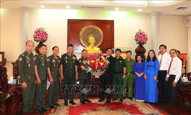 La ville de Can Tho reçoit une délégation de l'Armée royale cambodgienne ảnh 1 La ville de Can Tho reçoit une délégation de l'Armée royale cambodgienne ảnh 1