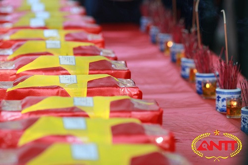 Ha Tinh : inhumation des restes de 12 volontaires tombés au Laos ảnh 1 Ha Tinh : inhumation des restes de 12 volontaires tombés au Laos ảnh 1